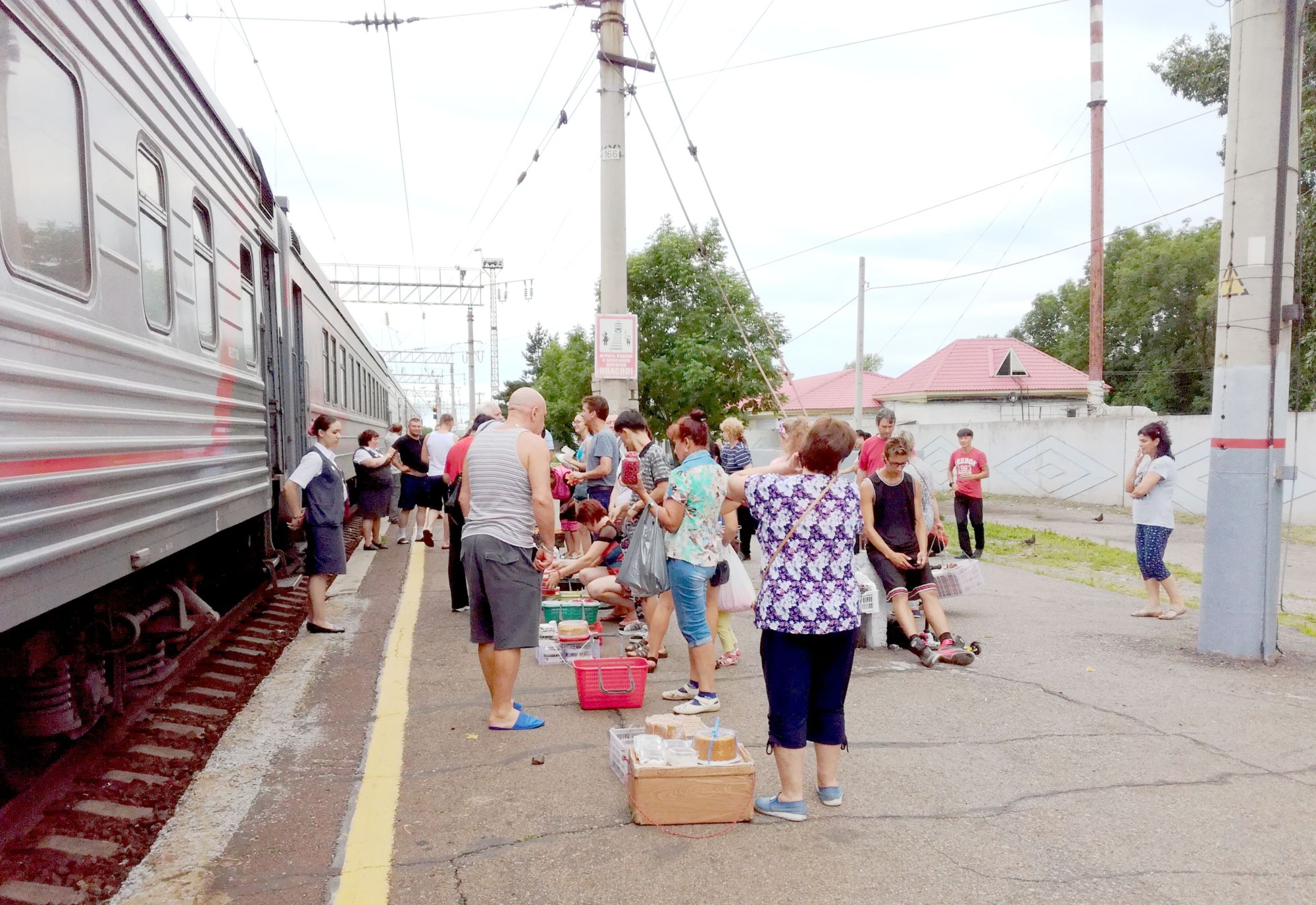 Rusko - měšočniki prodávají své zboží cestujícím dálkového vlaku